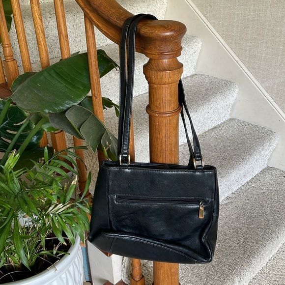 Elegant 90S Black Leather Shoulder Bag - Picture 4 of 13